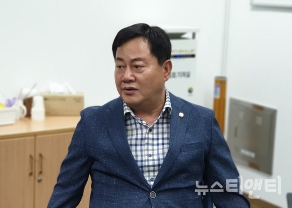 이은권(초선, 대전 중구) 자유한국당 의원이 16일 대전시의회 기자실에서 간담회를 열고 대전 혁신도시 지정을 위한 아이디어를 제안하고 있다. / © 뉴스티앤티