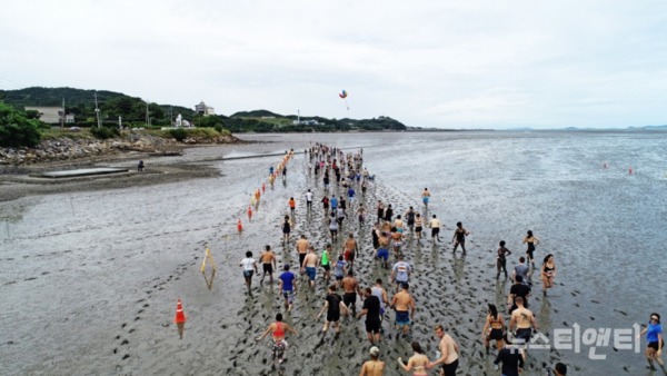 보령시는 19일 해안도로 갯벌체험장에서 갯벌 장애물 마라톤대회를 개최했다. / 2019.07.20 보령시 제공