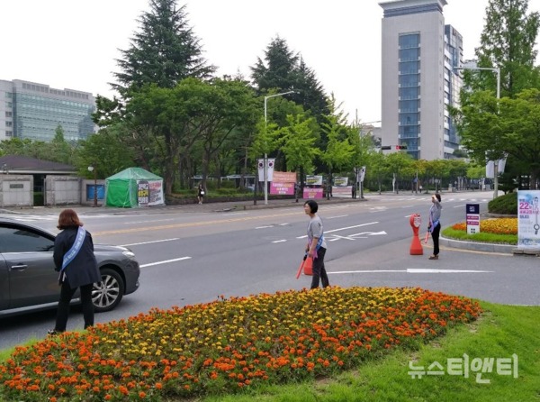 대전시 관계자가 청사 앞에서 ‘공공교통 이용의 날’ 캠페인을 벌이며 출입차량을 통제하고 있다 / 대전시 제공