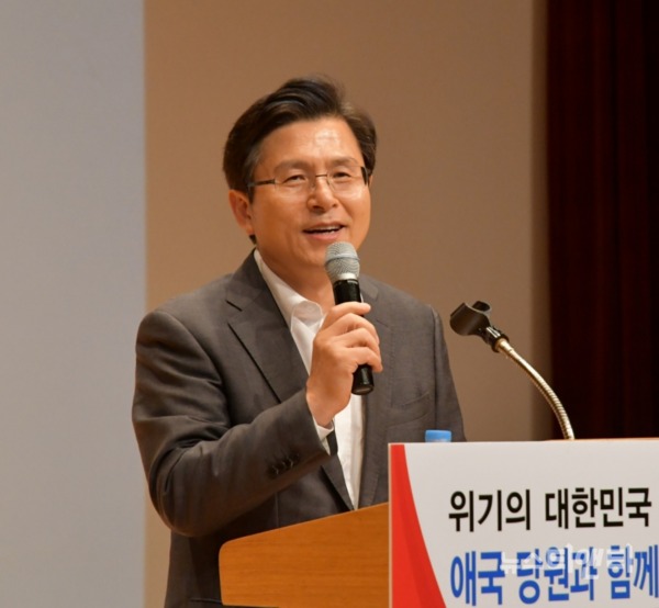 황교안 자유한국당 대표가 26일 오후 대전 서구문화원 아트홀에서 당원교육을 열고 있다. / © 뉴스티앤티
