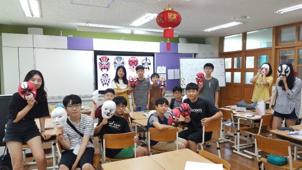 세종시교육청은 지난 20일부터 오는 8월 2일까지 어진중학교에서 중학생 43명을 대상으로 '중국어 캠프'를 진행하는 가운데, 세종시 중학생들이 중국어 원어민 교사에게 중국어를 배우고있다. / 세종시교육청 제공