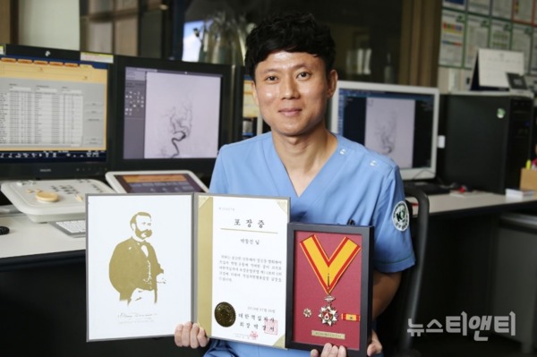 박동건(38세, 건양대병원 방사선사) 씨가 대한적십자사에서 50회 헌혈자에게 수여하는 적십자 헌혈유공장 ‘금장’을 수상했다. / 건양대병원 제공