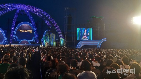 지난 18일 '2019 청주공예비엔날레'의 성공개최를 기원하는 KBS가요무대가 18,500여 명의 시민이 운집한 가운데 성황리에 개최됐다 / 청주시 제공