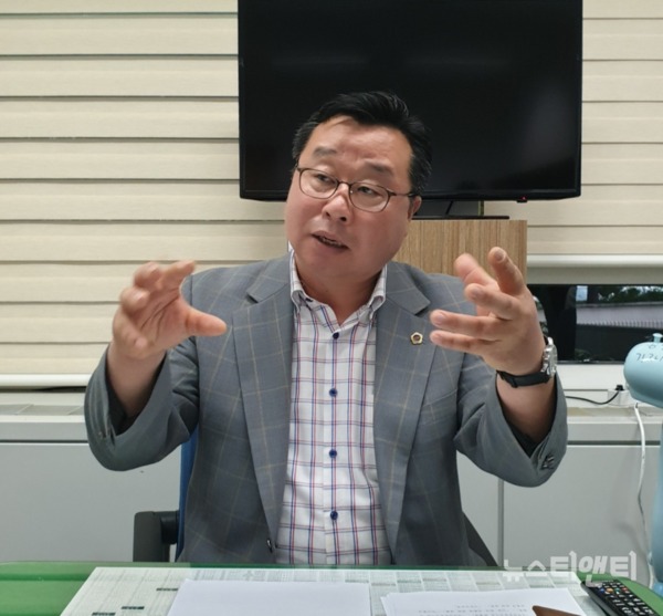 홍종원(중구, 더불어민주당) 대전시의원이 21일 오후 대전시의회 기자실을 방문해 '지역언론 지원 조례안'을 설명하고 있다. / © 뉴스티앤티