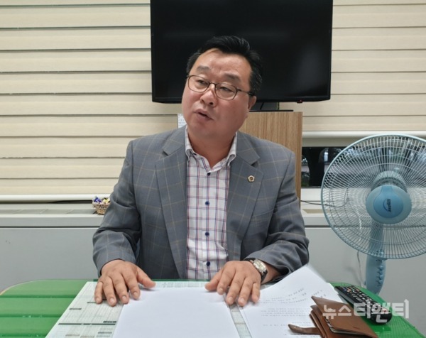 홍종원(중구, 더불어민주당) 대전시의원이 21일 오후 대전시의회 기자실을 방문해 '지역언론 지원 조례안'을 설명하고 있다. / 2019.08.21 © 뉴스티앤티