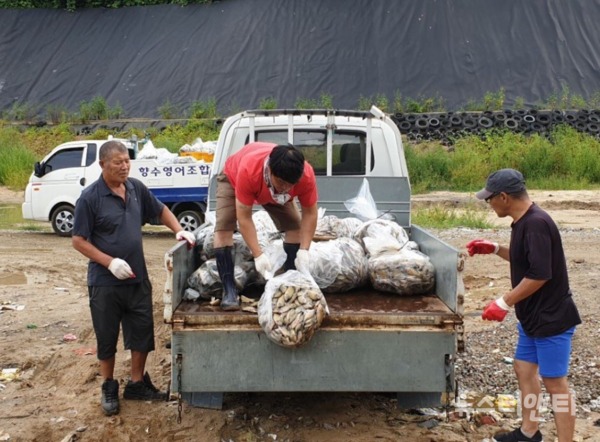 충북 옥천군은 22일 옥천군 폐기물종합처리장에서 어민들이 포획한 생태계 교란 외래어종을 수매하여 매립했다./ 옥천군 제공