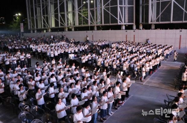 800여 명의 대전마을합창단이 대합창으로 충청권 생활문화동호회를 환영했다 / 대전문화재단 제공