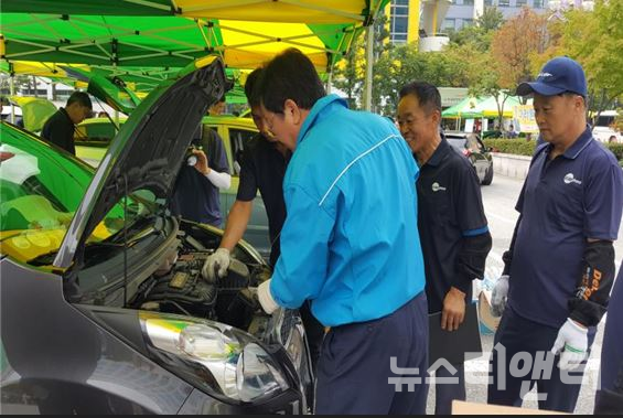 장종태 서구청장이 작년 추석맞이 귀성 차량 무상점검행사에서 점검자들을 격려하고 있다. / 대전 서구 제공
