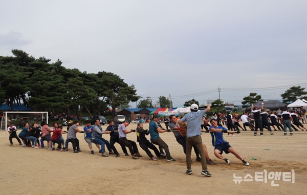 지난 24일 충남 부여군 구룡초등학교에서 '제25회 구룡면민 한마음 체육대회'가 열린 가운데, 줄다리기에 참여한 주민들이 있는 힘껏 줄을 당기고 있다 / 부여군 제공