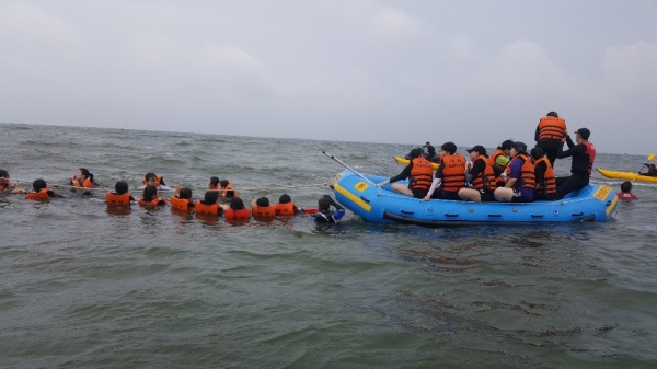 대전학생해양수련원은 29일 오전 11시부터 대천해수욕장 해변에서 대전여고 학생 52명을 대상으로 바다 생존수영 교육을 실시했다. / 대전시교육청 제공