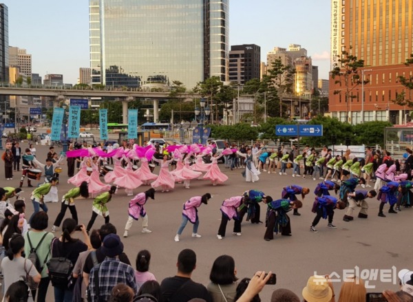8월 31일 오후 서울역 광장에서 펼쳐진 제65회 백제문화제를 홍보하는 플래시몹(Flash mob) / 백제문화제추진위원회 제공