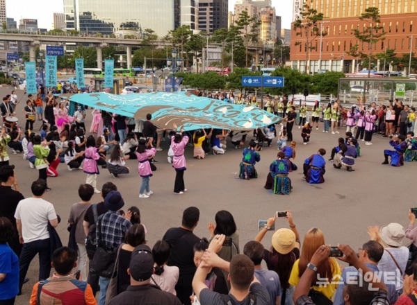 8월 31일 오후 서울역 광장에서 펼쳐진 제65회 백제문화제를 홍보하는 플래시몹(Flash mob) / 백제문화제추진위원회 제공