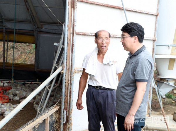 8일 맹정호 서산시장이 제13호 태풍 ‘링링’ 으로 피해를 입은 양계농가를 방문해 피해상황을 점검하면서 주민을 위로하고 있다 / 서산시