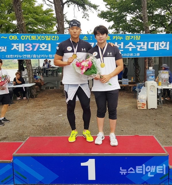 카나디안(C-2) 500m에서 금메달을 획득한 신동진(왼쪽), 구자욱(오른쪽) 선수