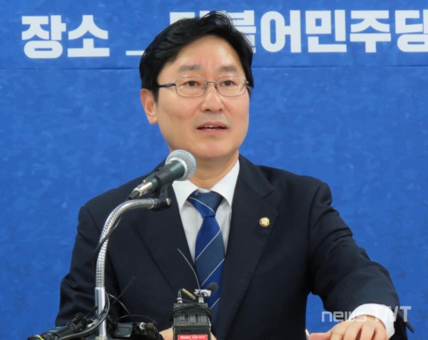 박범계 더불어민주당 의원이 4일 오후 대전시당에서 기자회견을 열고 당 대표 출마를 선언하고 있다. / 뉴스티앤티