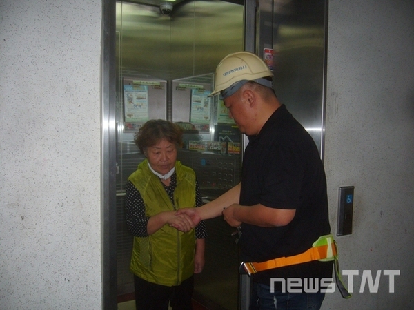 정전으로 승강기에 갇힌 입주민을 구조하는 모습 / 뉴스티앤티
