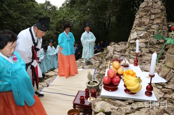 지난 20일 금산인삼축제의 성공을 기원하는 ‘진악산 마당바위 기도회’가 거행된 가운데 문정우 군수가 제를 올리고 있다 / 금산군
