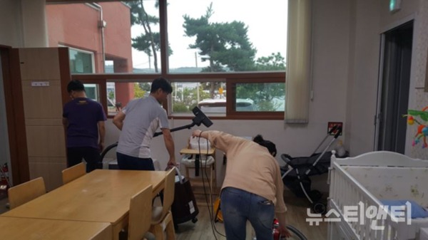국립한밭대학교 교직원 봉사단체 ‘도드리 봉사단’이 지난 21일 대전자모원을 찾아 봉사활동을 하는 모습 / 한밭대학교