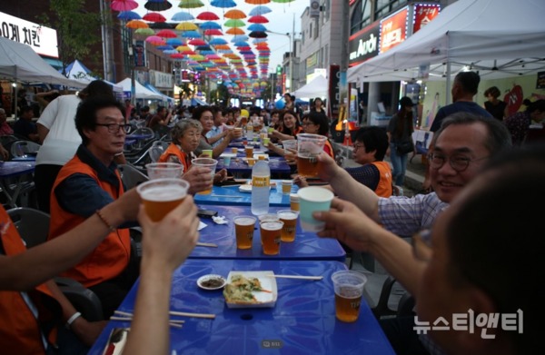 지난 9~10일 대전 신탄진에서 대코(Daeco) 맥주페스티벌 시즌2 행사가 개최된 가운데, 많은 지역주민들이 행사장을 찾아 즐거운 시간을 보내고 있다 / ⓒ 뉴스티앤티