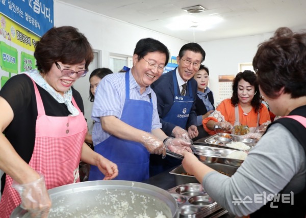 장종태 대전 서구청장은 30일 변동 열방공동체 무료급식소를 찾아 배식봉사를 펼친 후 자원봉사자를 격려했다.