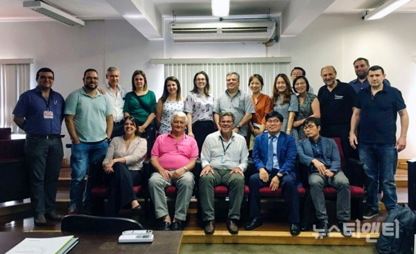 지난 3일(현지시각) 충남대학교가 브라질 산업인력양성원과 학생 및 연구 교류를 위한 협정을 체결한 가운데, 관계자들이 기념촬영하는 모습 / 충남대학교 제공