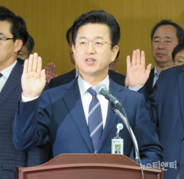 허태정 대전시장이 8일 대전시청에서 열린 대전시, 세종시 등에 대한 국정감사에서 선서하고 있다. / © 뉴스티앤티