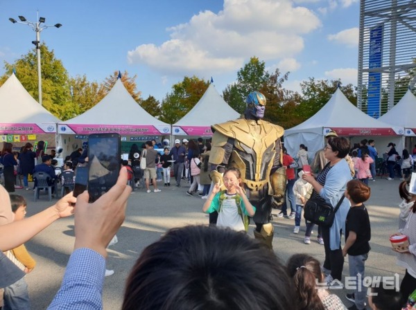 2019 대전사이언스페스티벌을 찾은 방문객들이 로봇 앞에서 기념촬영을 하는 모습 / 대전시 제공