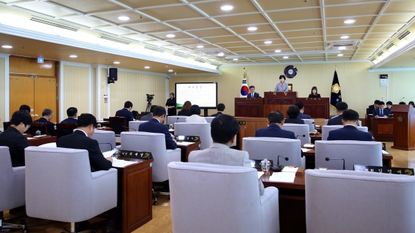 아산시의회 김영애 의장이 24일 제215회 임시회 제6차 본회의를 주재하고 있다. / 아산시의회 제공