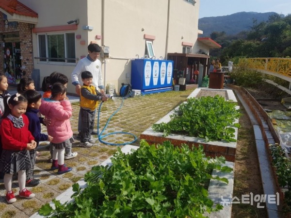 빗물저금통이 설치된 어린이집에서 텃밭 물주기 학습을 하고 있다 / 대전시 제공