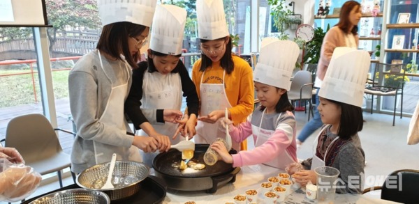 28일 개최된 ‘건강한 어린이 식당’에서 아이들이 간식만들기 체험을 하고 있다 / 대전 대덕구 제공