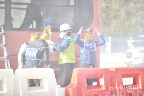 1일 오후 천안논산고속도로 풍세졸음쉼터(천안 방향)에서 ‘2019 재난대응 현장훈련’을 진행하고 있다 / 천안시 제공