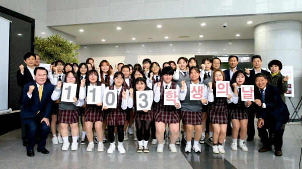 학생인권주간 캠페인을 진행한 홍성여고 학생들과 김지철 교육감을 비롯한 충남교육청 직원들. / 충남교육청 제공
