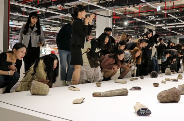 [2019 청주공예비엔날레] 관람객들이 '김'으로 만든 작품들을 자세히 들여다보며 눈을 떼지 못하고 있다 / 청주시 제공