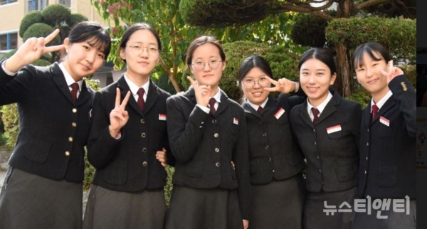 2019년 지역인재 9급 공무원에 합격한 학생들이 기념촬영을 하고 있다 / 대전여자상업고등학교 제공