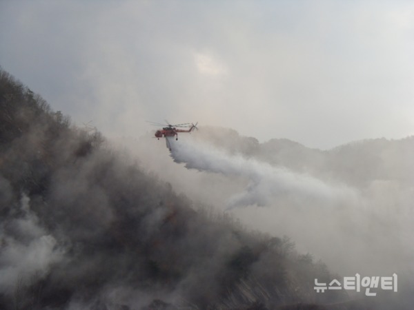 [자료사진] 소방헬기가 산불을 진화하고 있다 / 금산시 제공