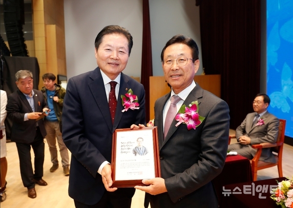 이차영 괴산군수(오른쪽)가 지역농업발전 선도인상을 수상한 가운데 기념촬영을 하고 있다 / 괴산군 제공