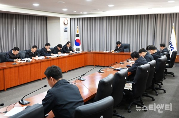 한국철도가 14일 오전 대전 사옥 영상회의실에서 태업 대비 비상 수송 대책회의를  개최하고 있다 / 한국철도 제공