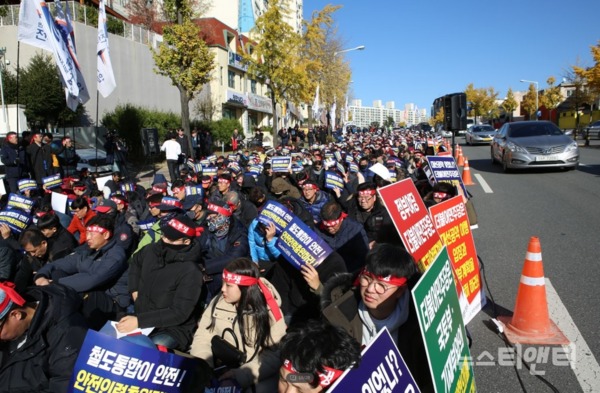 전국철도노동조합이 20일 총파업에 돌입한 가운데 오후 2시 민주당 대전광역시당 앞에서 파업집회를 하고 있다. / ⓒ 뉴스티앤티