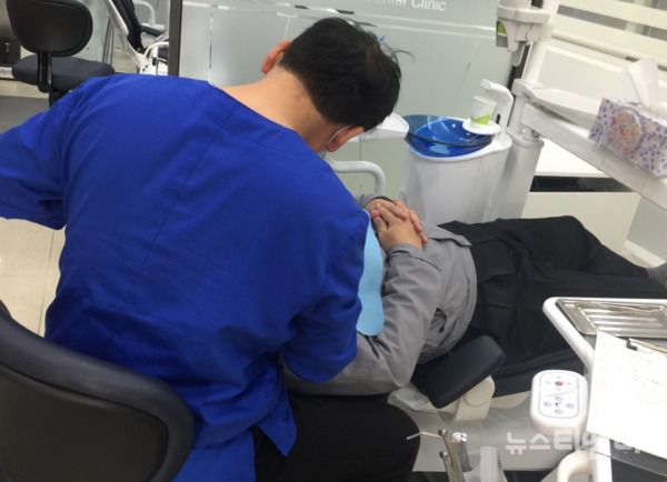 의치지원사업 대상자가 금산관내 치과에서 의치 수술을 받고 있다 / 금산군 제공
