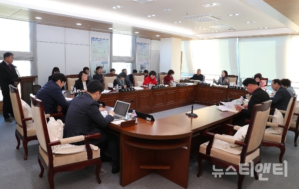 대전동구의회는 20일 오전 의정간담회를 개최하고 회부된 부의안건에 대해 열띤 토론을 펼쳤다. / 대전동구의회 제공