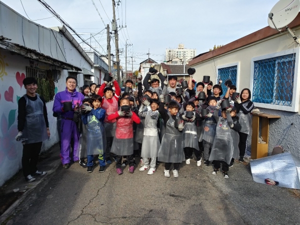한화이글스를 사랑하는 모임인 '보문산 호루라기 밴드'는 23일 대전 중구 선화동 일원에서 '제9회 사랑의 연탄 배달 봉사활동과 소화기'를 전달했다. / ⓒ 뉴스티앤티
