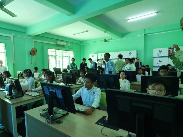 미얀마 학생들이 세종시교육청이 구축해준 컴퓨터실에서 정보화 교육을 받고 있다. / 세종시교육청 제공