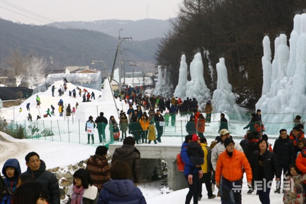 충남 청양군 알프스마을 일원에서 오는 21일부터 내년 2월 16일까지 58일간 '칠갑산 얼음분수축제'가 열린다. / 청양군 제공