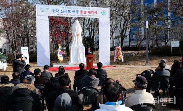 대전시가 8일 오후 2시 서대전광장에서 단재 신채호선생 동상 제막식을 개최한 가운데 허태정 시장이 기념사를 하고 있다. / 대전시 제공