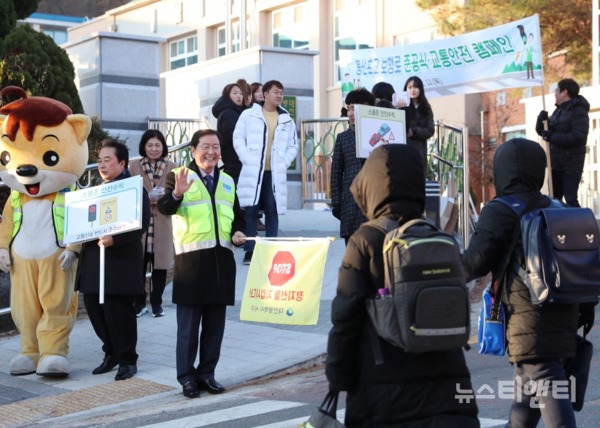 장종태 구청장이 ‘스쿨존 교통안전 캠페인’에 참여한 모습 / 대전 서구 제공