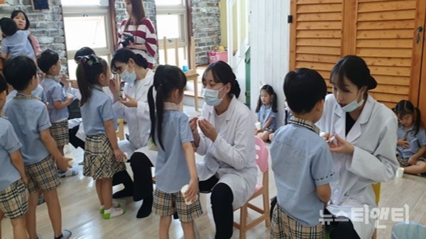 유치원 방문 구강관리 모습 / 홍성군 제공