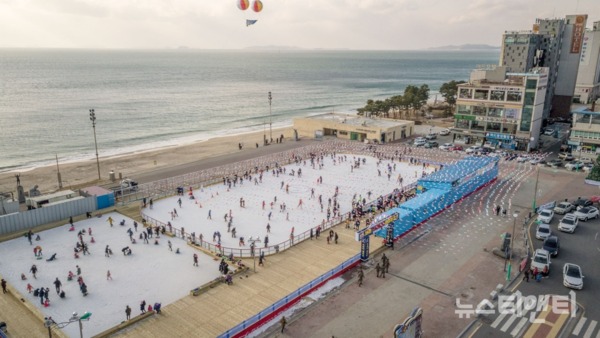 충남 보령시는 겨울바다를 내려다보며 스케이트를 즐길 수 있는 '대천해수욕장 스케이트 테마파크장'을 오는 20일 개장한다. / 보령시 제공