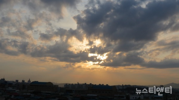 19일 대전·세종·충남, 맑다가 밤부터 구름많겠다. 구름이 몰려드는 대전 하늘 /  ⓒ 뉴스티앤티