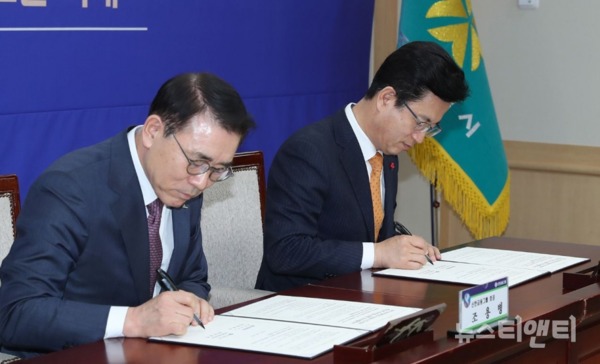 (좌측부터) 조용병 신한금융그룹 회장과 허태정 대전시장이 대전스타트업 파크 투자협약서에 서명하고 있다. / 대전시 제공