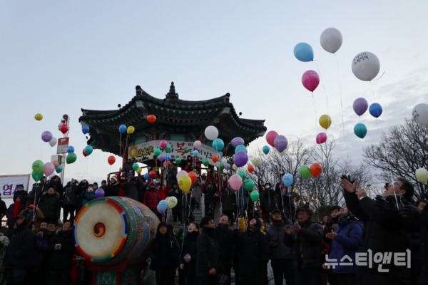충북 영동군은 오는 1일 영동읍 용두공원 팔각정에서 '2020년 해맞이 행사'를 개최, 군민들과 함께 경자(庚子)년 새해를 힘차게 출발한다. / 영동군 제공